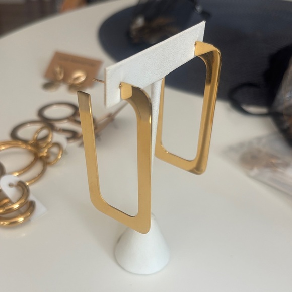 Chic Gold Rectangular Earrings - Picture 1 of 3